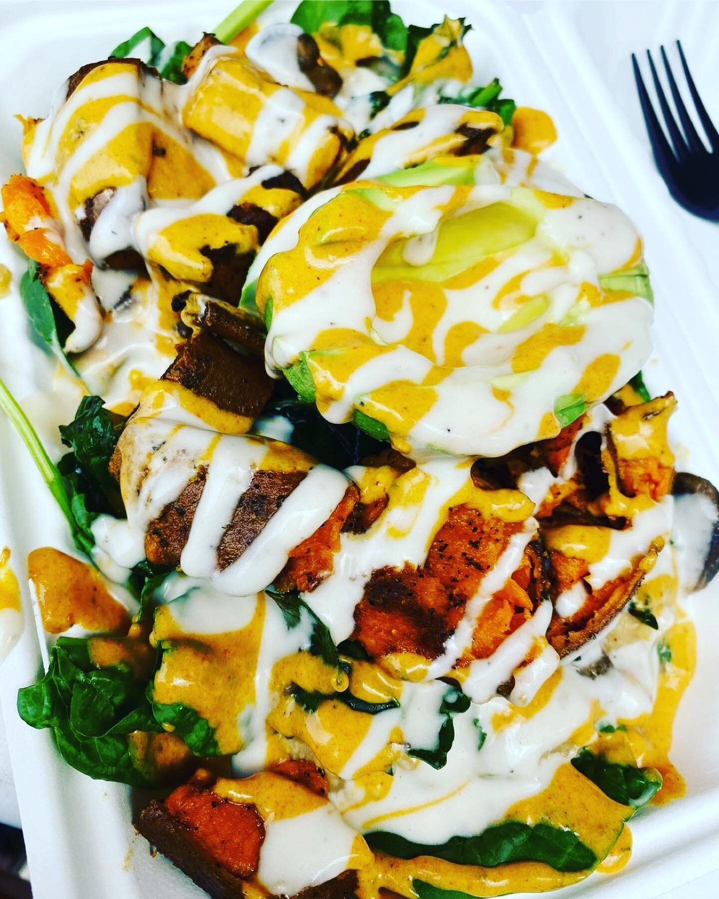 Up close &amp; personal: KF&rsquo;s Vegan HellaBowl, loaded with non-GMO chickpea smash, roasted shrooms &amp; sweet potatoes, avocado, all nestled on a bed of organic baby spinach, non-GMO jasmine rice, or both. Sauce choice is up to your own tasteb